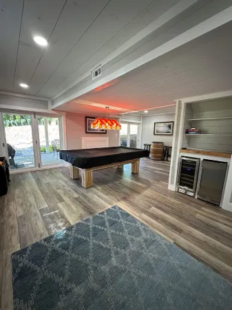 Renovated lake house on Claytor Lake with water access and boat dock Отели рядом с достопримечательностью «Big Dipper Viewing Pier»