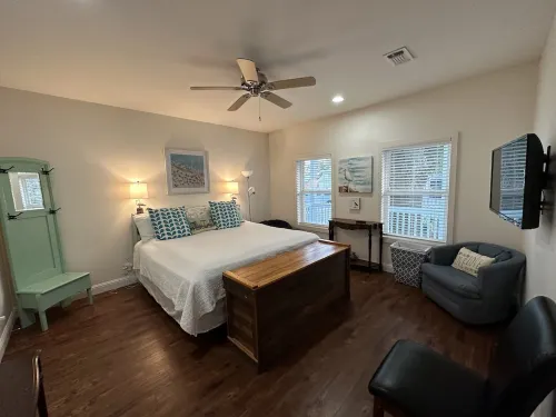 Beach, restaurants, shopping, blocks away