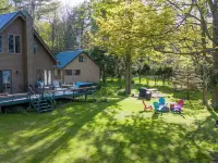 Stunning Lakeview Home: 2Br+Loft, Kayaks, Fire Pit & Shaded Yard – Pet Friendly! Hotels in Hounsfield