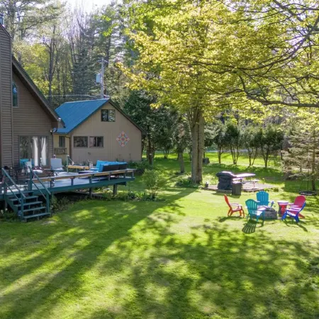 Stunning Lakeview Home: 2Br+Loft, Kayaks, Fire Pit & Shaded Yard – Pet Friendly! Отели в г. Хаунсфилд