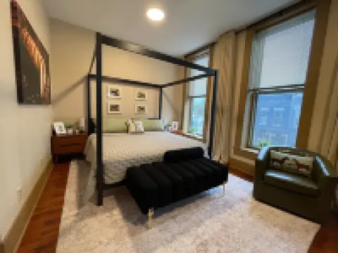 The Top Shelf on the Bourbon Trail in Historical Downtown Versailles ウッドフォードのホテル