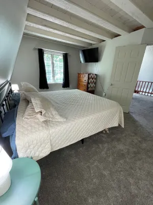 Big Barn in Bemus Point, unique, peaceful, and memorable Hotel di Ellery