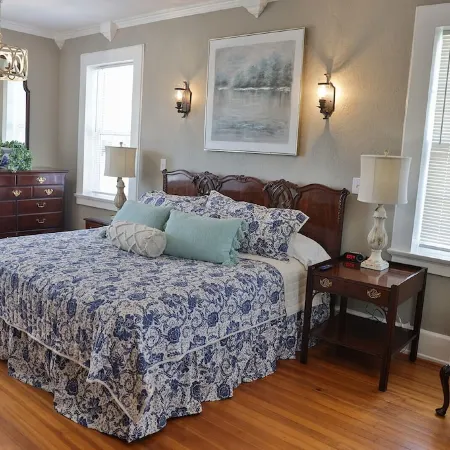 The Grand Colonial Manor on East 11th - 3 Kings!