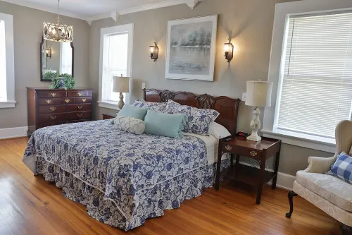 The Grand Colonial Manor on East 11th - 3 Kings!