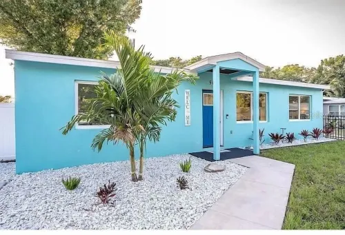 Charming 3-bedroom Aqua Retreat with Patio and Fire Pit in Historic Palmetto. Hotels in Palmetto