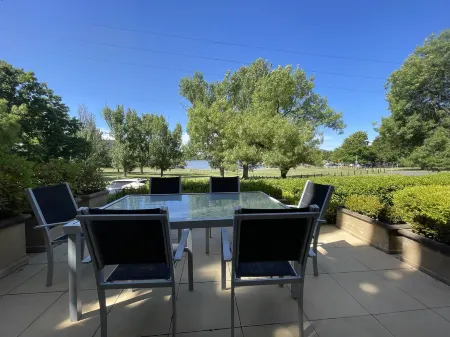 A 5-Star Waterfront Home, Yarralumla Отели рядом с достопримечательностью «Бёрли-Гриффин»