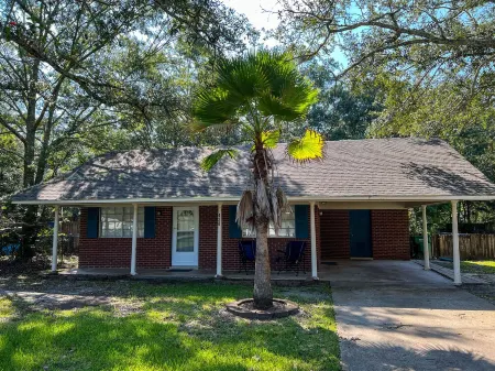 Holly Hideaway - w/Golf Cart! Dog-Friendly Close to Beach & Downtown !!!