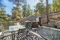 Red Rocks Retreat ~ Hot Tub, Game Room, Serenity