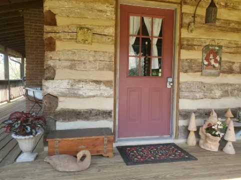 Countryside Cabin with Mountain Views near Surreybrooke Gardens