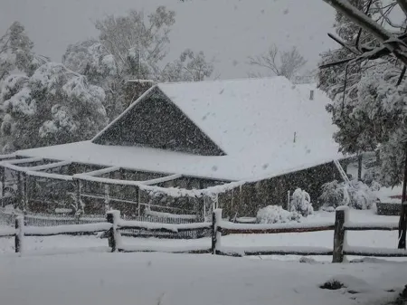 Bush Grove on the snowy river Отели рядом с достопримечательностью «Сноуи Маунтинс Граммар Скул»