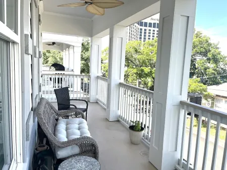 Biloxi Romance - one bed with balcony near Biloxi Beach & one block to casinos!