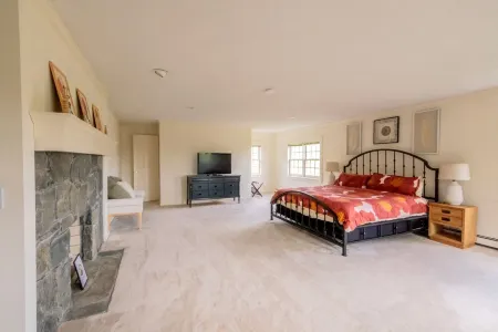 Peaceful Family Retreat 100 Acres and 10 Minutes to Okemo, Lakes, National Park Отели в г. Андовер