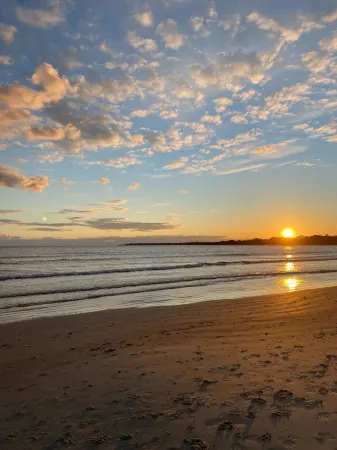 Enjoy Newport, stunning beaches, hot-tub, & relax at the lovely Coastal Hideaway Отели рядом с достопримечательностью «Терд Бич»