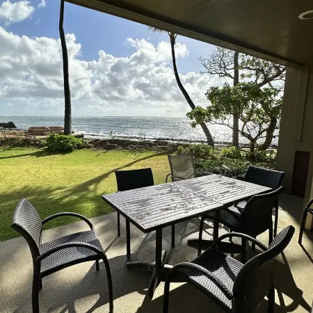 Amazing views from this ground floor, corner unit steps from the beach! Отели в г. Капаа