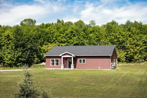 Peaceful 3-bedroom house 8 miles from TC with hot tub and fire pit!