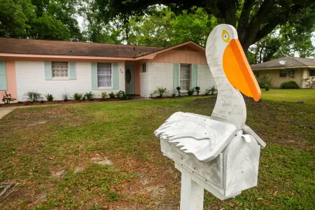 Charming cottage near beach: Fenced Yard, Firepit, Pets OK, King Bed - Sleeps 8 Отели рядом с достопримечательностью «Long Beach Yacht Club»