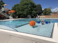 Newly Remodeled, Sleeps 12, Quiet neighborhood near it ALL, Pet Friendly