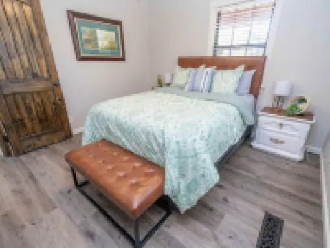 Secluded Tenkiller Cabin close to all Marinas! Less than 5 Minutes from Marinas!