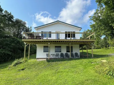 New deck/exterior! Quiet retreat on the hill