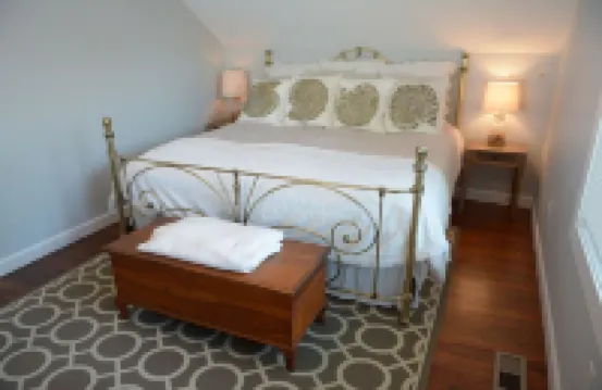 House of TarTar with Year Long Hot Tub Next to Adorable Downtown Valparaiso