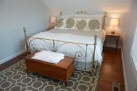 House of TarTar with Year Long Hot Tub Next to Adorable Downtown Valparaiso Hotels in Center Township