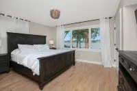 South Shore Sunrise: 100% Renovated Lake Home, Pontoon INCLUDED, near Notre Dame 온트와 타운쉽 호텔