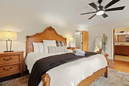 SkiView Cabin - 4BR, Cozy and Modern ~ Sleeps 10