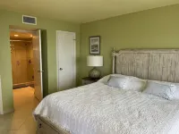 Beach front 1b/1b condo.  Amazing Sunsets and Resort Amenities