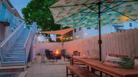 Gorgeous Apt, Pets, Hot Tub & Fire Pit, Walk --> DT Frederick
