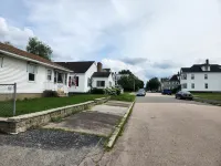 Charming 3-bedroom apartment close to dining, shopping, bars, and entertainment.