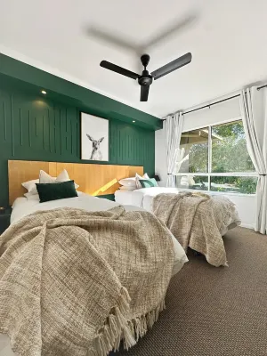 Luxury TROPICAL 2 bedroom apartment in resort 4 pools - 5 mins to CBD/airport