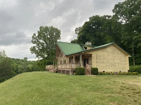 Peaceful Hills Retreat Lodge with a Great View,  a Pond, a Fireplace, Sleeps 10.