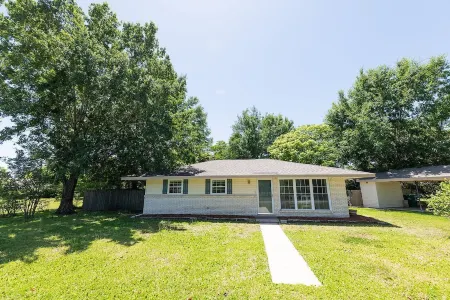 NEW - Waveland's Beach Bliss - 3 minutes from the beach and DT Bay St. Louis