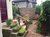 Garden Oasis: 1BR Apartment with Patio in Historic Home, Near Universities
