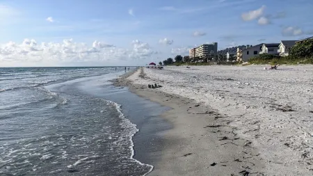 White sand & cool waves steps from your door! Отели рядом с достопримечательностью «Town Square Nature Park»