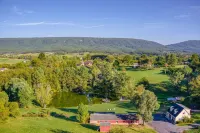 Lakefront, Swim, Fish, Kayak, fire pit, star gazing, pet friendly. All on site!