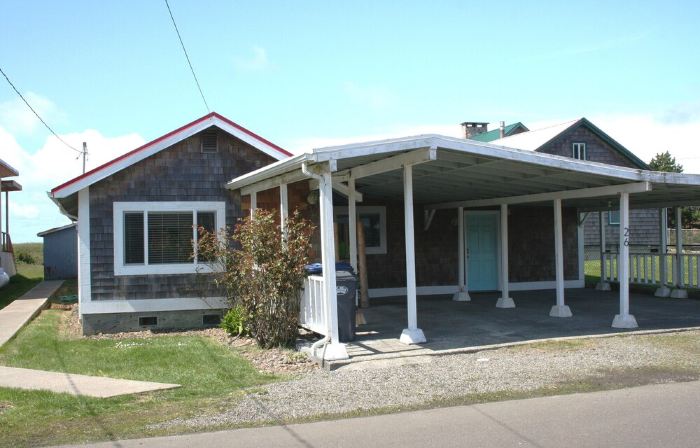 Hot Tub - 1/2 Block to the Beach - Family & Dog Friendly.