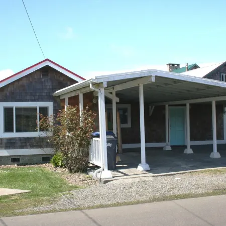 Hot Tub - 1/2 Block to the Beach - Family & Dog Friendly.