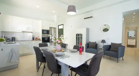 Casa Moda is Short walk to Marina Rubicon, bars/restaurants, boutique shops Отели рядом с достопримечательностью «Playa de Papagayo»