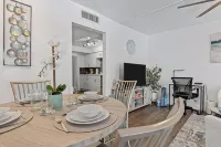 Modern Condo  Walk to Restaurants & Shops, Bike to Beach, Beach Chairs & Bikes