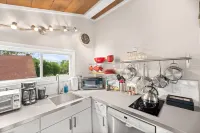 The Georgia Peach is modern studio apartment, a perfect mountain getaway for two
