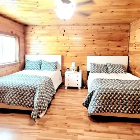 Spacious log cabin for country getaway Отели в г. Фристоун