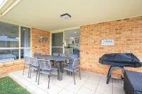 Walk to Ettalong beach close to shops KING BED