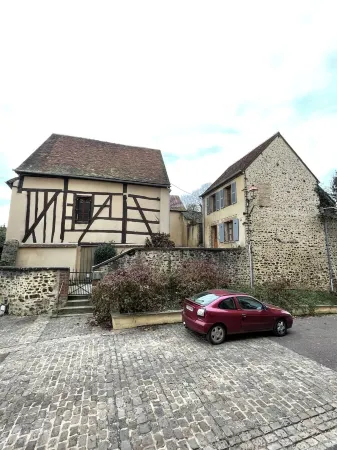 House sleeps 5 in the heart of Toucy Отели в г. Туси