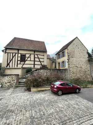 House sleeps 5 in the heart of Toucy