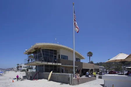 RIGHT Across the Street from the Beach! DEL MAR BEACH COLONY WALK TO ALL!