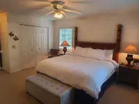 On the Hooch in HELEN Hot Tub Fireplace Dog Friendly Walk to all the fun!