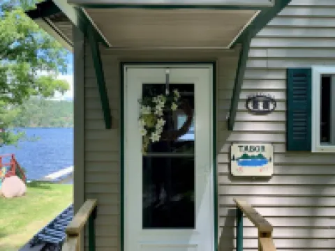 Private lake-front cabin with walk-in access to water, next to state park. Hotels in Castleton