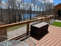 Eureka Springs, AR. Cozy log cabin studio, sleeps 2-4.Lake view- 15 min to town