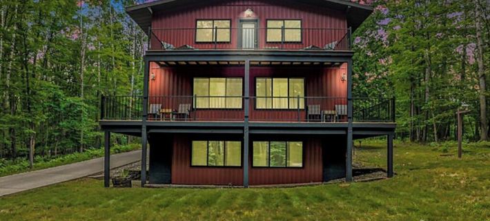 Big Red! Modern clubhouse with Hot Tub! Walking distance to Castle - 4 bedrooms Hotels in Mecosta County